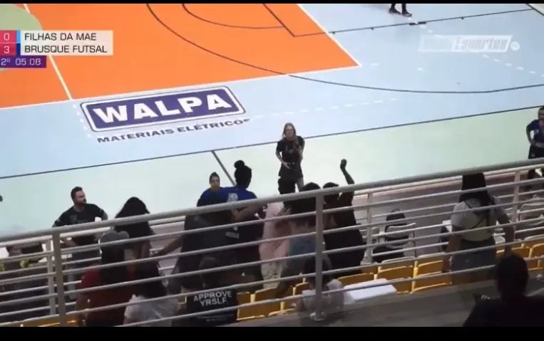 (VIDEO) Confus&atilde;o e pancadaria marcam final do Futsal em Brusque