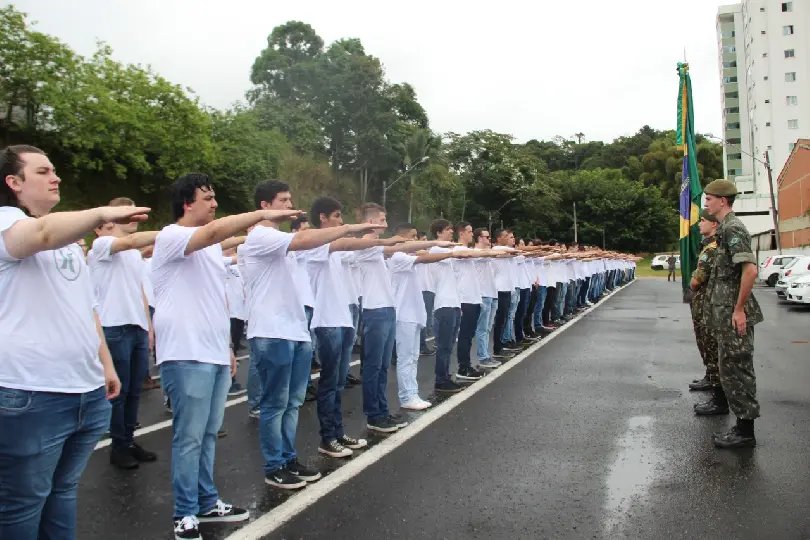 Jovens recebem certificado de dispensa de incorpora&ccedil;&atilde;o
