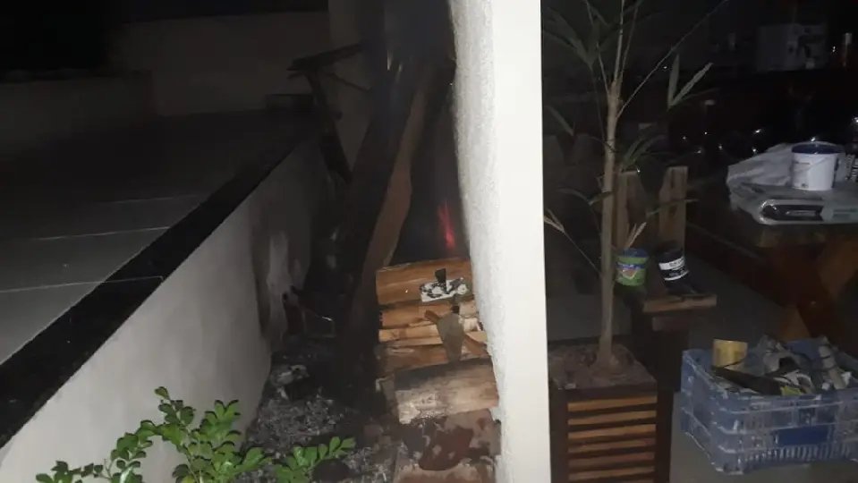 Bombeiros combatem inc&ecirc;ndio em resid&ecirc;ncia no Jardim Maluche