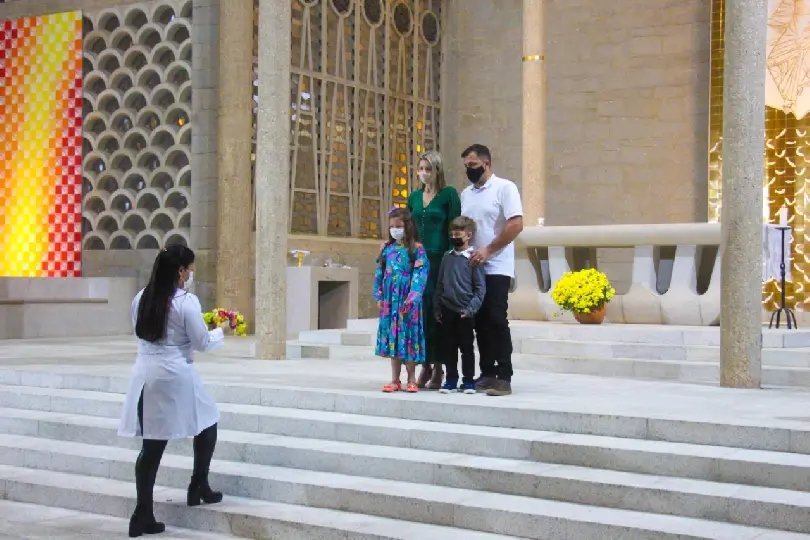 Profissionais da sa&uacute;de fazem coroa &agrave; Nossa Senhora
