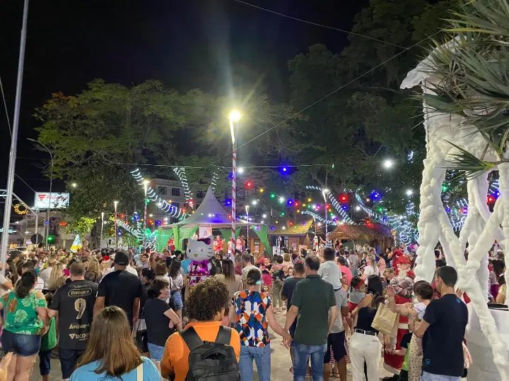 Fam&iacute;lias lotam a Pra&ccedil;a Bar&atilde;o de Schneeburg e apreciam a decora&ccedil;&atilde;o do Natal 