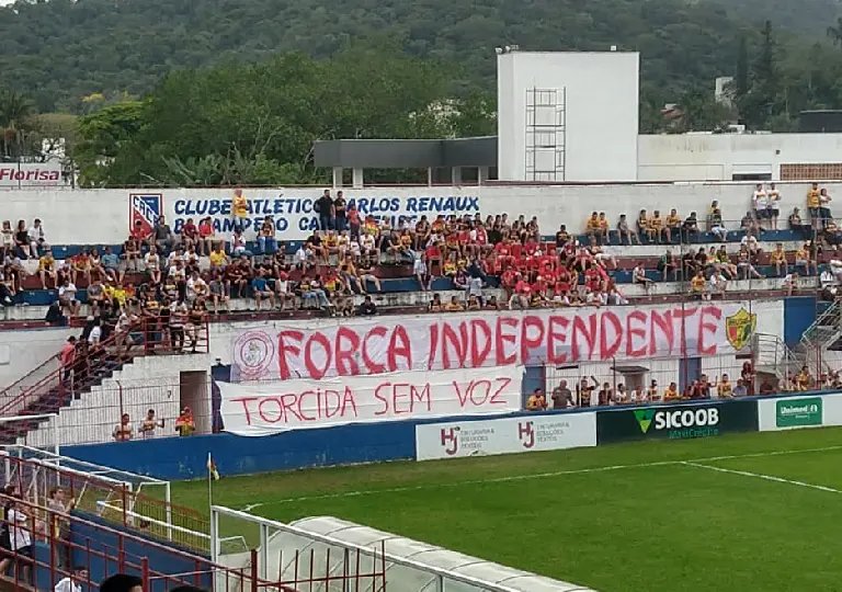 &ldquo;Torcida sem voz&rdquo; protesta a torcida For&ccedil;a Independente