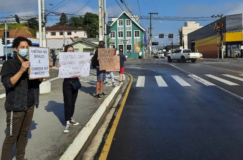 (V&Iacute;DEO) Manifesto contra a&ccedil;&otilde;es do governo Bolsonaro &eacute; realizado em Brusque