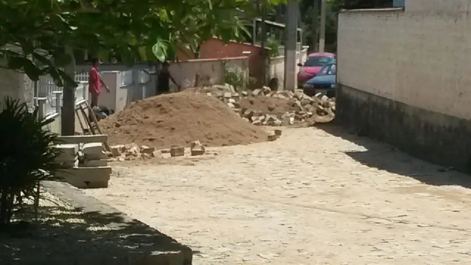 Moradores de rua no São Pedro reclamam de estrada bloqueada por lajotas
