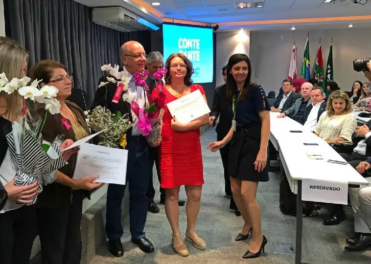 Professora da rede pública estadual da ADR Brusque é homenageada pelo Governo do Estado