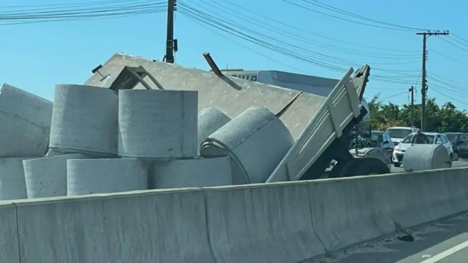 Carga de tubos &eacute; derrubada na Rodovia Ant&ocirc;nio Heil 