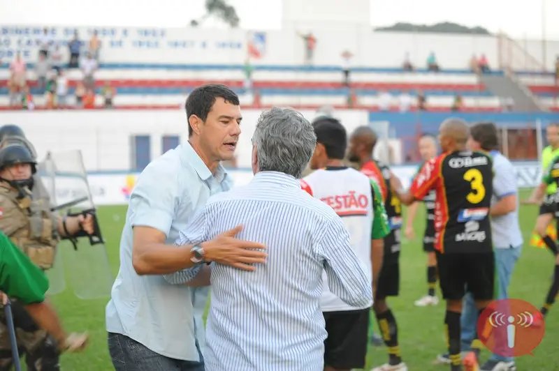 Árbitro provoca confusão generalizada em Brusque