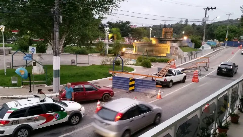 Motorista derruba placa de sinalização de limites de peso e altura na ponte Arthur Schlosser