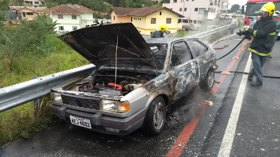 Carro é tomado pelo fogo na Antônio Heil