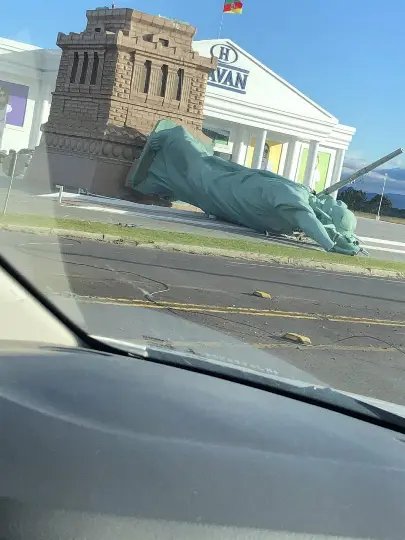 Est&aacute;tua de loja da Havan cai e viraliza na internet
