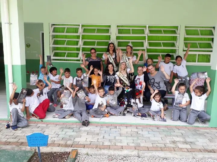Realeza, mascotes e banda levam a Fenarreco para escolas 