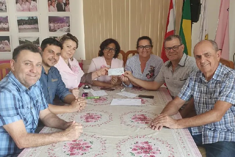 AmpeBr faz doa&ccedil;&atilde;o oficial de valores arrecadados na 1&ordf; &lsquo;Corra por Elas para a Rede Feminina