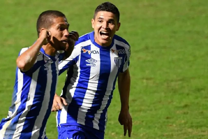Ava&iacute; tira a vantagem da Chape na final