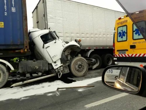 BR-101 fica interditada por acidente entre caminhões