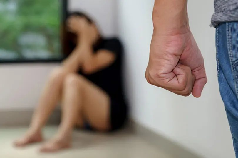Homem tenta enforcar mulher com corrente