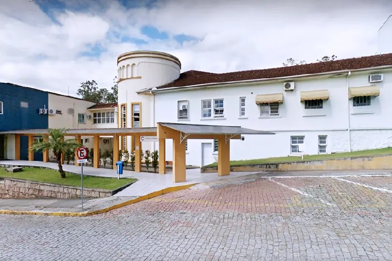  Homem recebe marteladas na cabe&ccedil;a