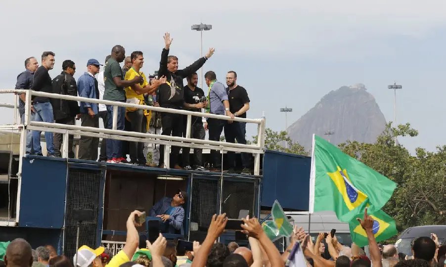 Bolsonaro participa de ato com apoiadores