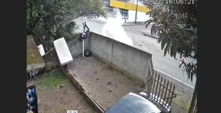 (V&Iacute;DEO) Motociclista morre ap&oacute;s grave acidente em Crici&uacute;ma