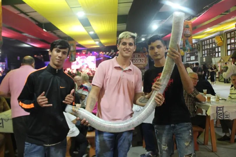 Troca de copos recicl&aacute;veis por chope &eacute; sucesso na Fenarreco