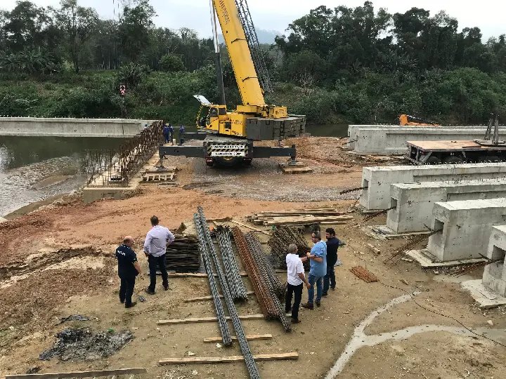 Vigas da nova ponte sobre o Ribeir&atilde;o Limeira s&atilde;o posicionadas 