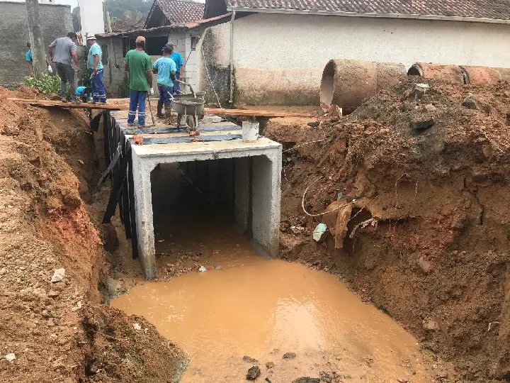 Prefeitura realiza obra de drenagem no bairro Zant&atilde;o 