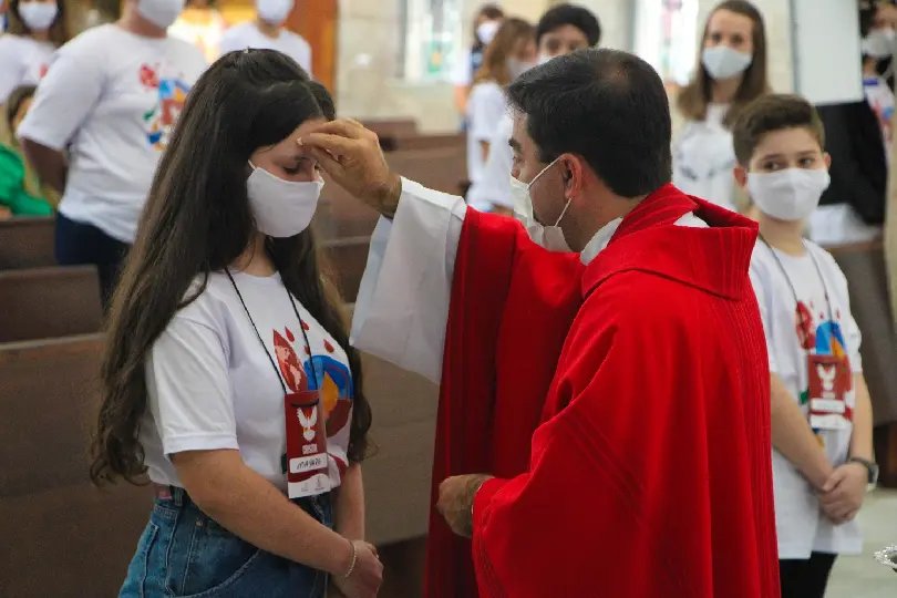 Trezentos jovens recebem sacramento da Crisma