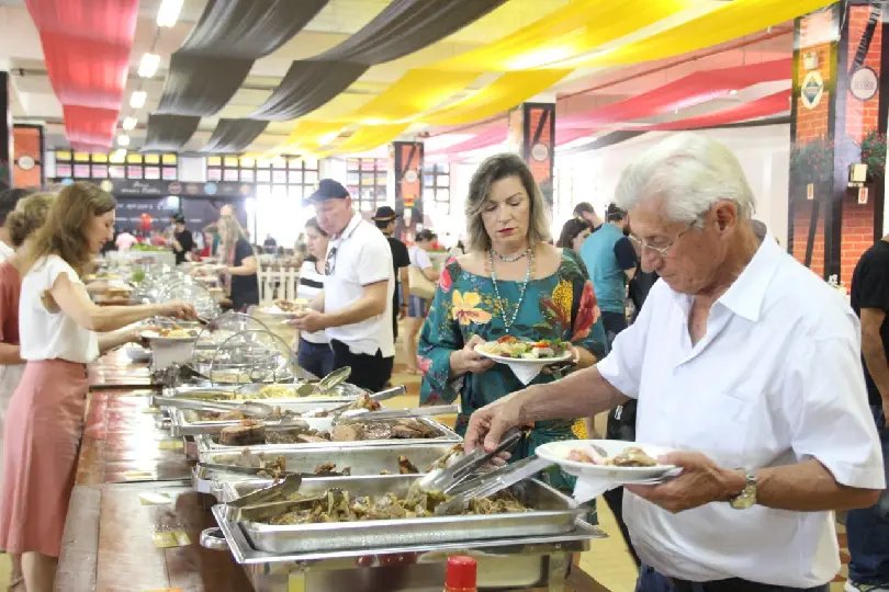 Fenafesteiros j&aacute; consumiram mais de cinco mil pratos t&iacute;picos e mais de 50 mil copos de chope