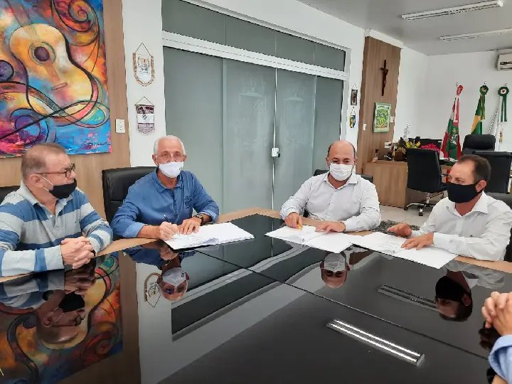 Prefeitura de Brusque assina conv&ecirc;nio com a Apae 