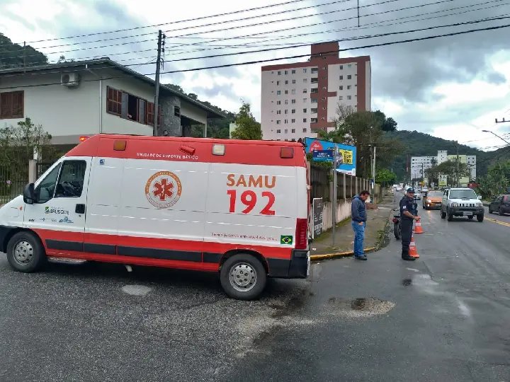 Colis&atilde;o envolve moto e caminh&atilde;o no bairro Guarani
