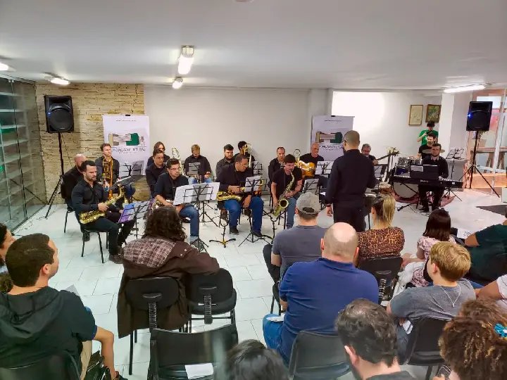 Hall da Funda&ccedil;&atilde;o Cultural lota para pr&eacute;-estreia da Big Band Brusque