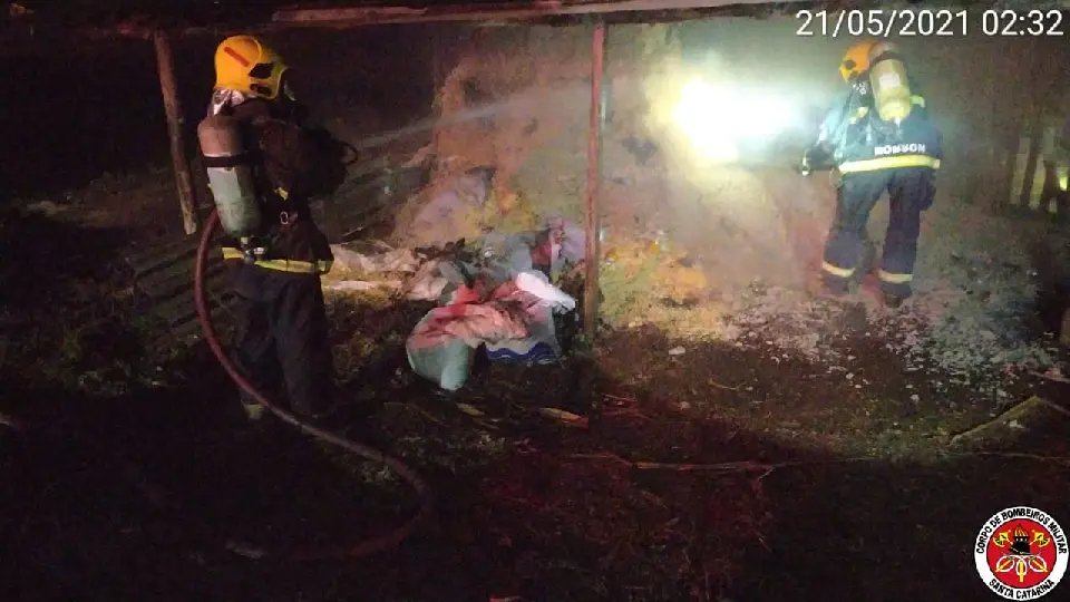 Fogo atinge est&aacute;bulo durante a madrugada no Limeira Alta