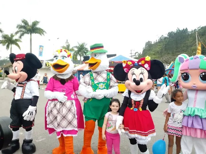Crian&ccedil;as aproveitam tarde de parque gratuito na Fenarreco