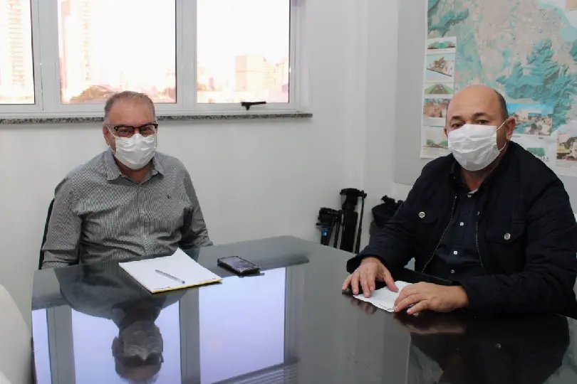 Ari Vequi e Volnei Morastoni se encontram para tratar de interesses de Brusque e Itaja&iacute;