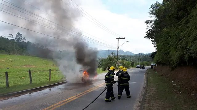 Carro pega fogo na rua Alberto Muller 