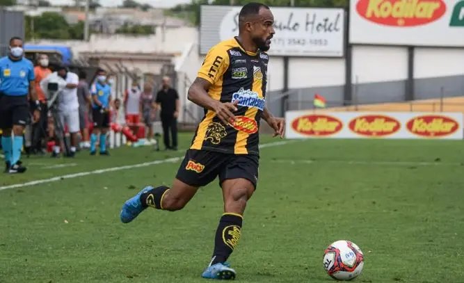 Brusque anuncia chegada do atacante Cl&eacute;o Silva