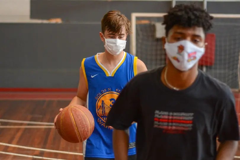 Jovens atletas participam de cl&iacute;nica de basquetebol 