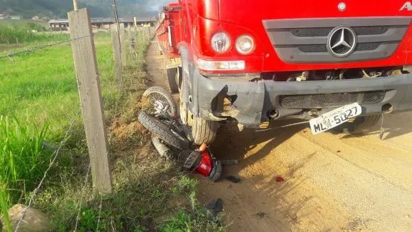 Motociclista morre após bater de frente com caminhão