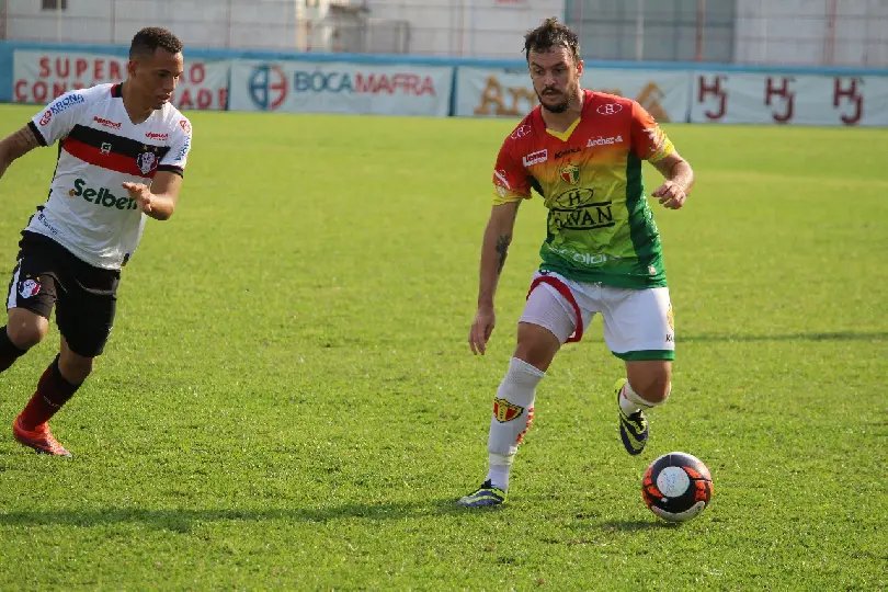 Brusque sai na frente, mas termina aniversário com empate