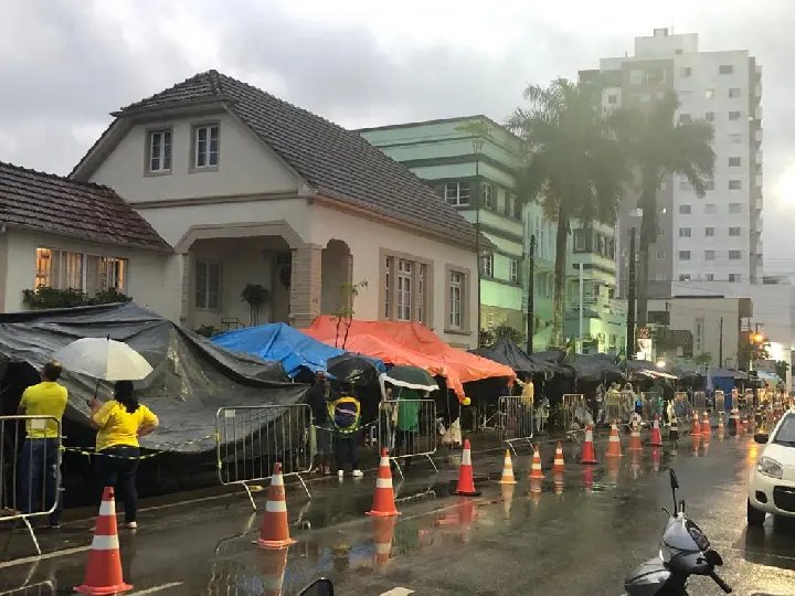 Mesmo com chuva manifestantes continuam em frente ao Tiro de Guerra