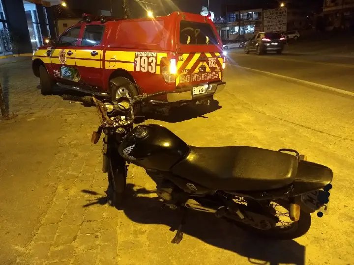 Homem fica ferido em acidente envolvendo duas motocicletas