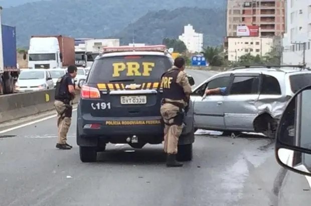 Homem tenta fugir da PRF, mas bate o carro e é preso