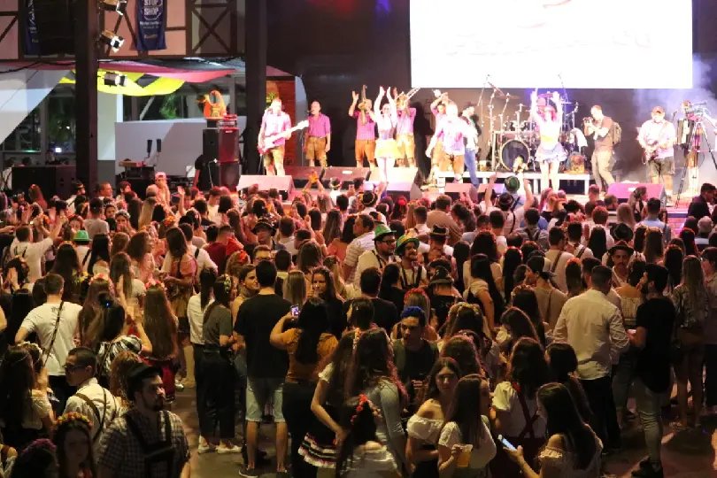 Mais de 12 mil pessoas passam pelo Pavilh&atilde;o da Fenarreco na primeira noite de festa