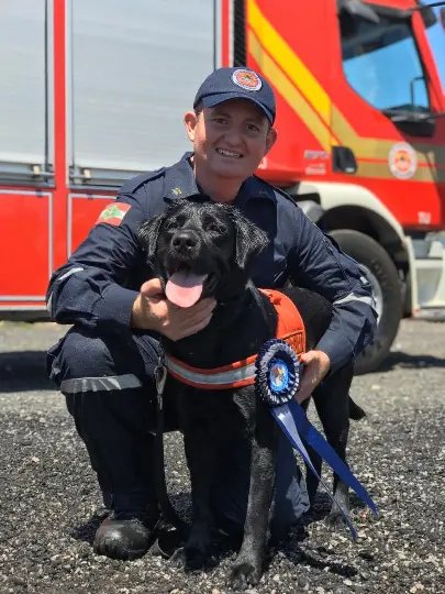 Cadela e bombeiro de Brusque recebem certifica&ccedil;&atilde;o