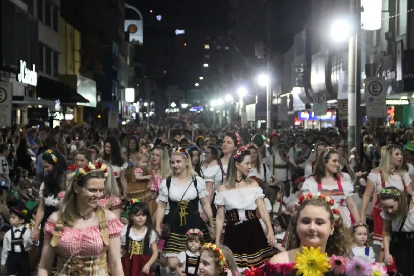 Desfile de abertura da Fenarreco re&uacute;ne 15 mil pessoas