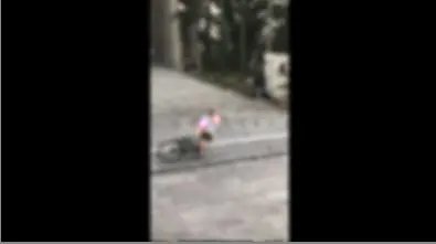 (VIDEO) Imagens mostram queda violenta de jovem na escadaria da igreja