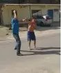 (V&Iacute;DEO) Homens brigam no meio da rua, em Brusque