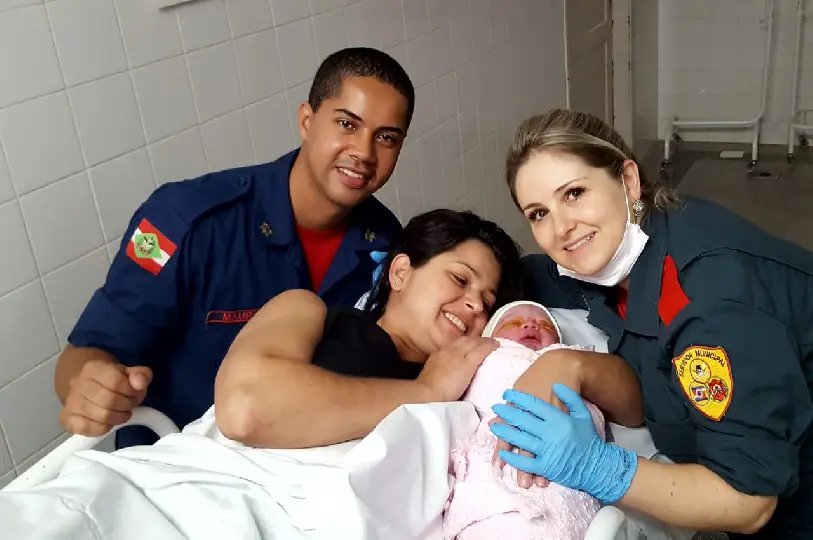 Bombeiros realizam parto a caminho do hospital