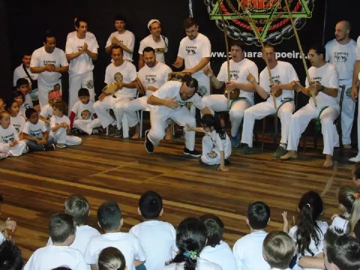 Praticantes de capoeira recebem novas cordas
