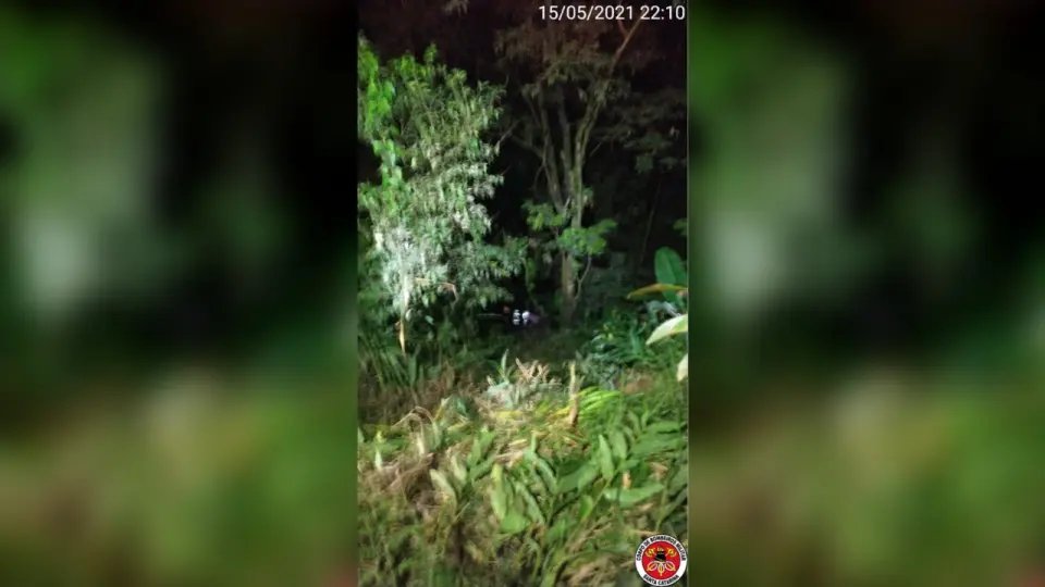 Carro despenca em ribanceira no bairro Santa Luzia 