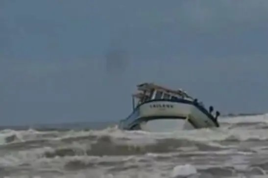 Embarcação naufrága e cinco estão desaparecidos